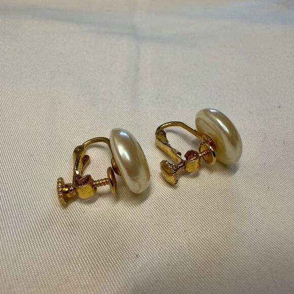 Vintage Marvella Gold Tone Faux Pearl Screw Back Earrings Pat. 3176475 USA - Picture 2 of 7